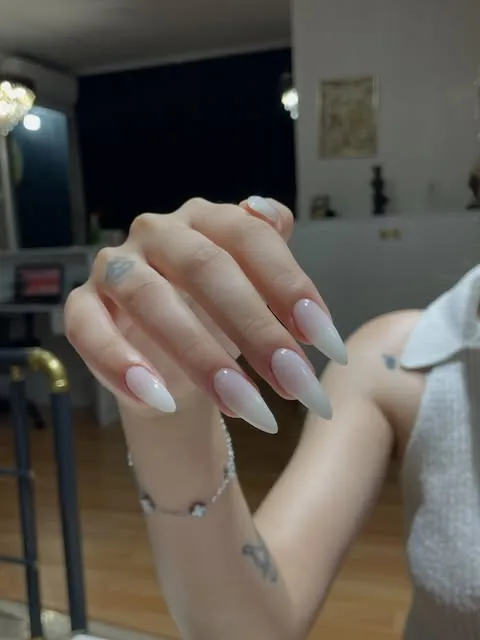 Nude ombre badem protez tırnak, elde yakın çekim